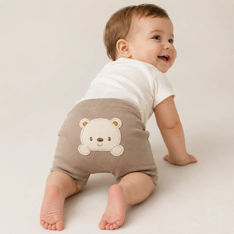 Bebê vestindo shorts Saruel Suedine Bordado na cor taupe — NinaBoo ref. 5117