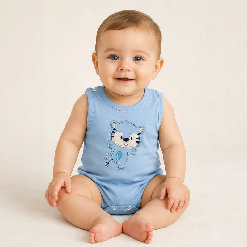 Bebê vestindo body Suedine Regata Bordado na cor azul bebê — NinaBoo ref. 5118
