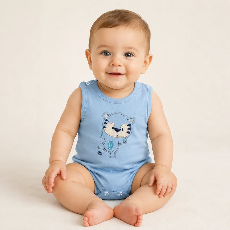 Bebê vestindo body Suedine Regata Bordado na cor azul bebê — NinaBoo ref. 5118