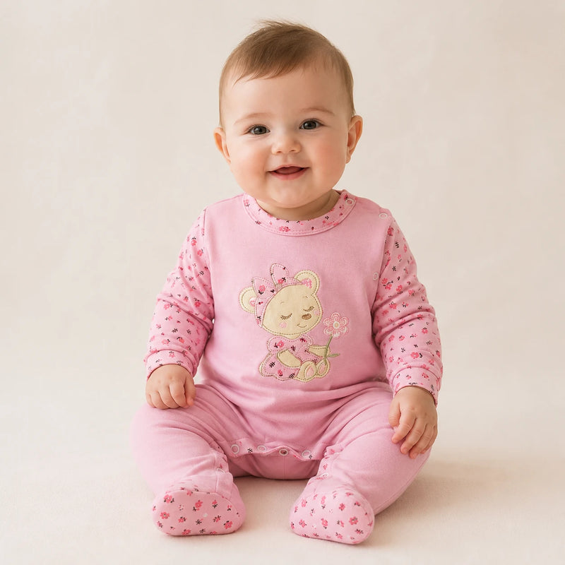 Bebê vestindo macacão Suedine Manga Longa Bordado e Estampa Corrida na cor rosa bebê — NinaBoo ref. 5130