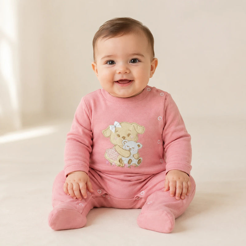 Bebê vestindo macacão Suedine Manga Longa Bordado na cor rosa seco — NinaBoo ref. 5131