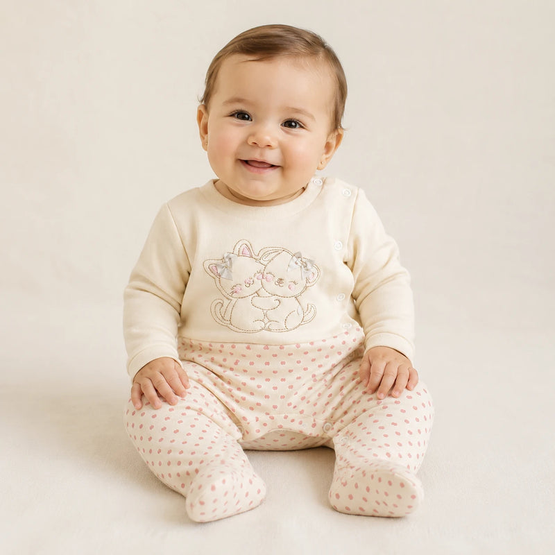 Bebê vestindo macacão Suedine Manga Longa Bordado e Estampa Corrida na cor creme — NinaBoo ref. 5132