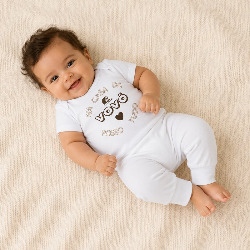 Conjunto vestido por bebê: Kit 3 Bodies Suedine Manga Curta com Frase Estampado — Menin + Kit 3 Culotes Suedine com Pé Reversível Liso (cor principal do kit) — NinaBoo refs 1472/1473
