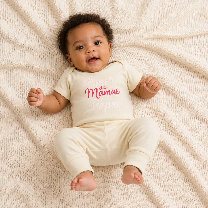 Conjunto vestido por bebê: Kit 3 Bodies Suedine Manga Curta com Frase Estampado — Menin + Kit 3 Culotes Suedine com Pé Reversível Liso (2ª cor do kit) — NinaBoo refs 1474/1475