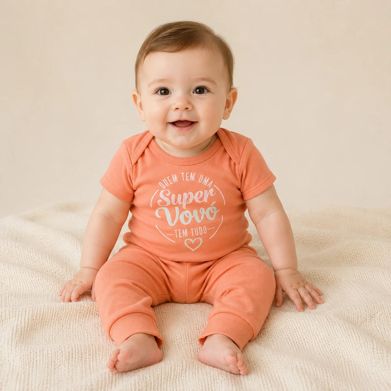 Conjunto vestido por bebê: Kit 3 Bodies Suedine Manga Curta com Frase Estampado — Menin + Kit 3 Culotes Suedine com Pé Reversível Liso (cor principal do kit) — NinaBoo refs 1474/1475