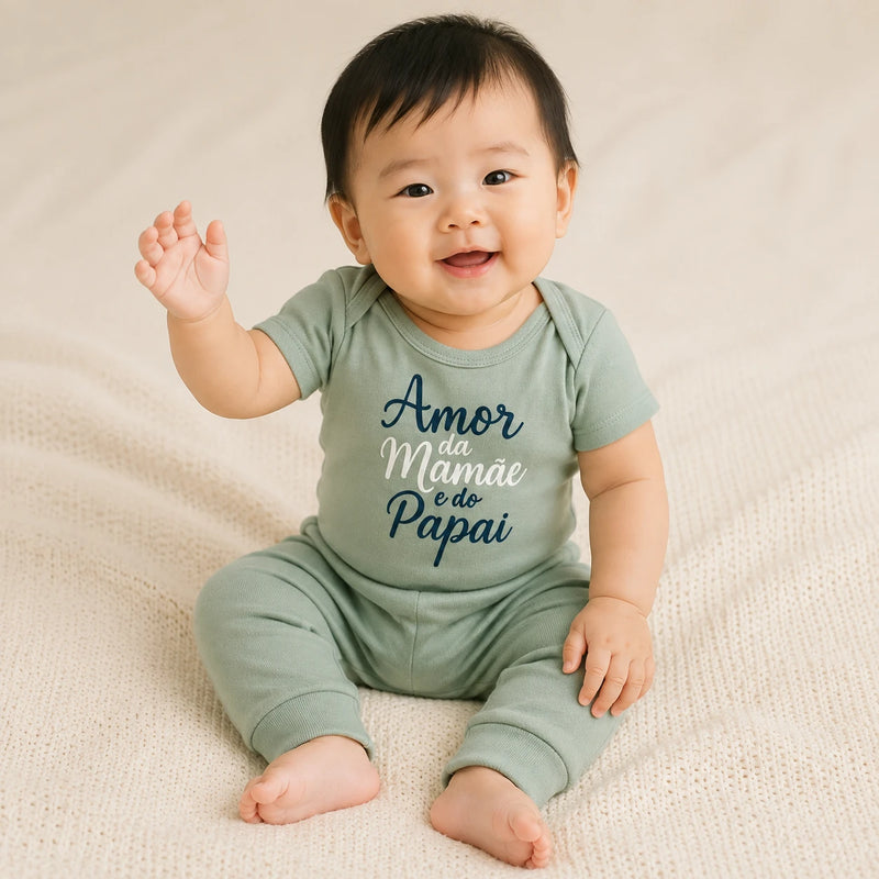 Conjunto vestido por bebê: Kit 3 Bodies Suedine Manga Curta com Frase Estampado — Menin + Kit 3 Culotes Suedine com Pé Reversível Liso (cor principal do kit) — NinaBoo refs 1504/1505