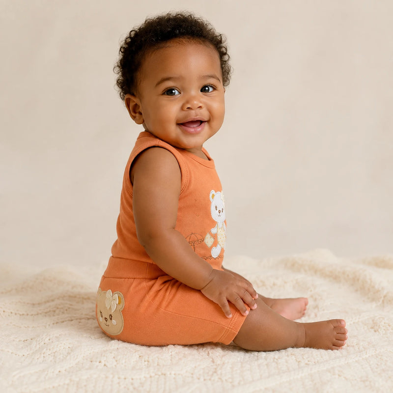 Conjunto vestido por bebê: Kit 3 Bodies Suedine Regata Bordado e Estampa + Kit 3 Shorts Saruel Suedine Bordado (cor principal do kit) — NinaBoo refs 5068/5069