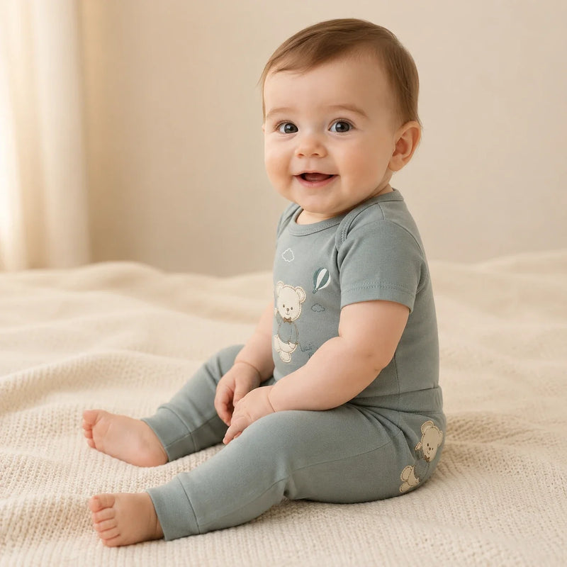 Conjunto vestido por bebê: Body Suedine Manga Curta Bordado e Estampa + Culote Saruel Suedine sem Pé Bordado (cor principal) — NinaBoo refs 5106/5107